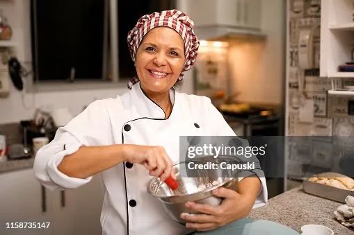 Procuro cozinheira ou chapeira