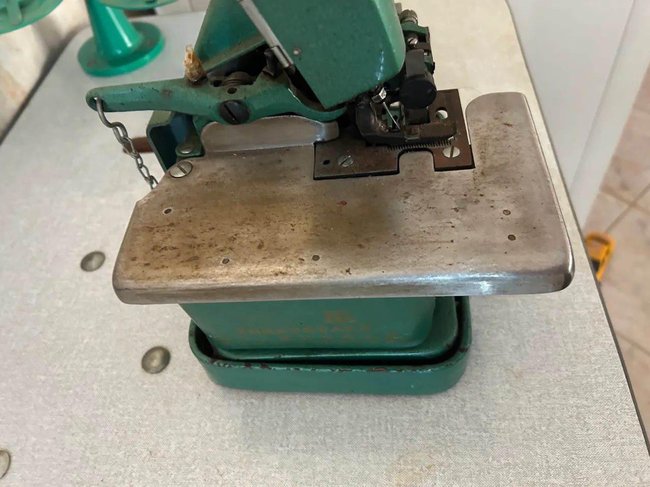 Máquina Overlok em ótimo estado de conservação com mesa  - Foto 5