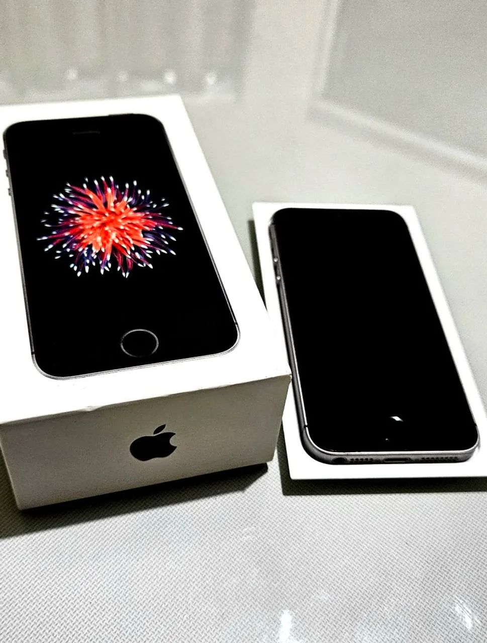 Celular IPhone SE relíquia 