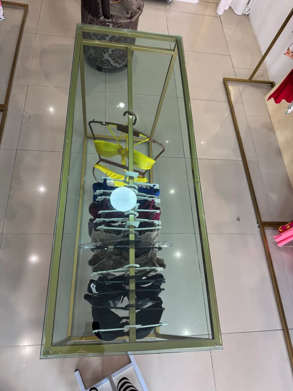 Balcão ilha cabideiro, Metalon dourado com vidro - Foto 5