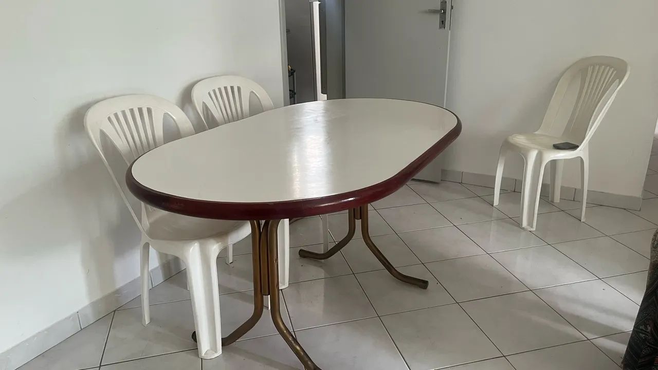 Mesa oval de madeira 