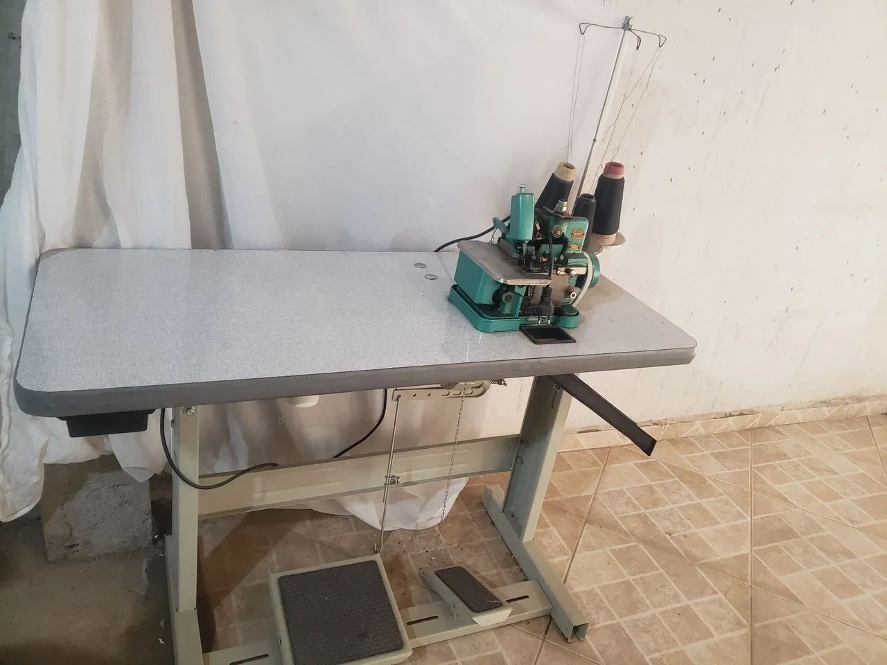 Máquina de costura overlock completa com  mesa. 
