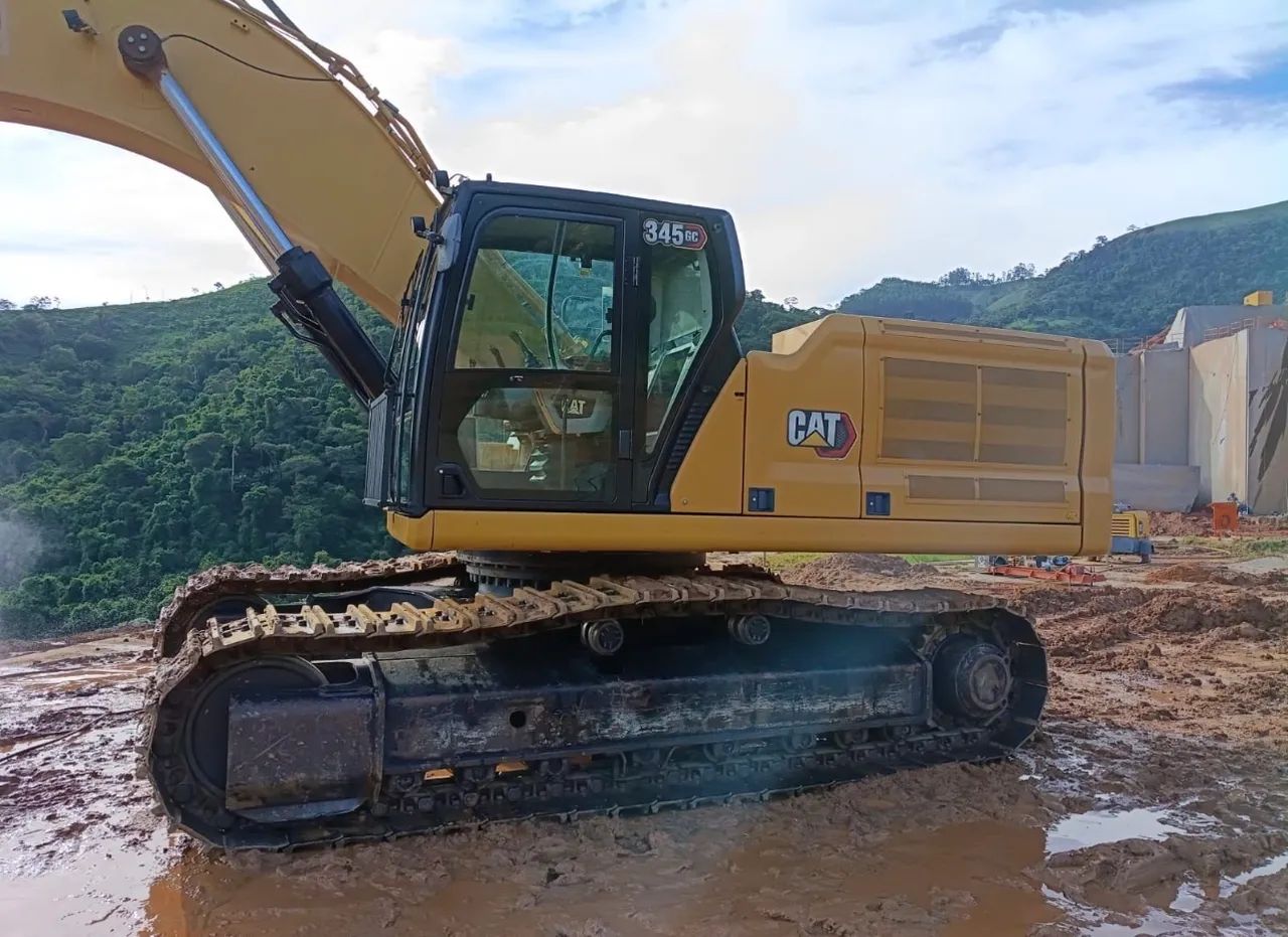 Escavadeira Caterpillar 345GC ano 2020 com 7.300 horas e concha grande, em MG