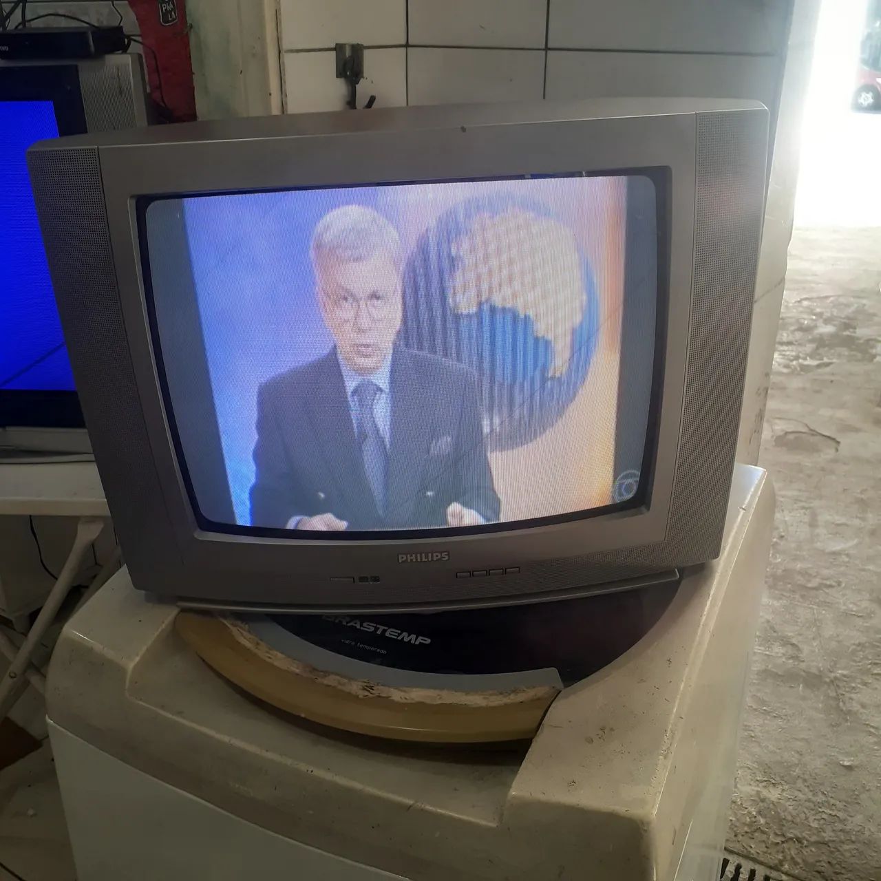 Tv 20 polegadas  Philips  som baixo ,mas perfeita imagens 