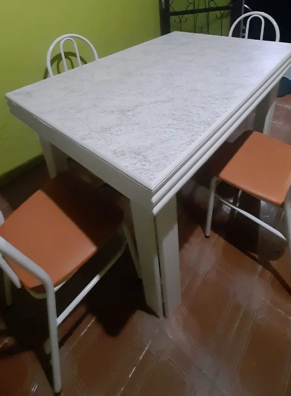 MESA COM 4 CADEIRAS 