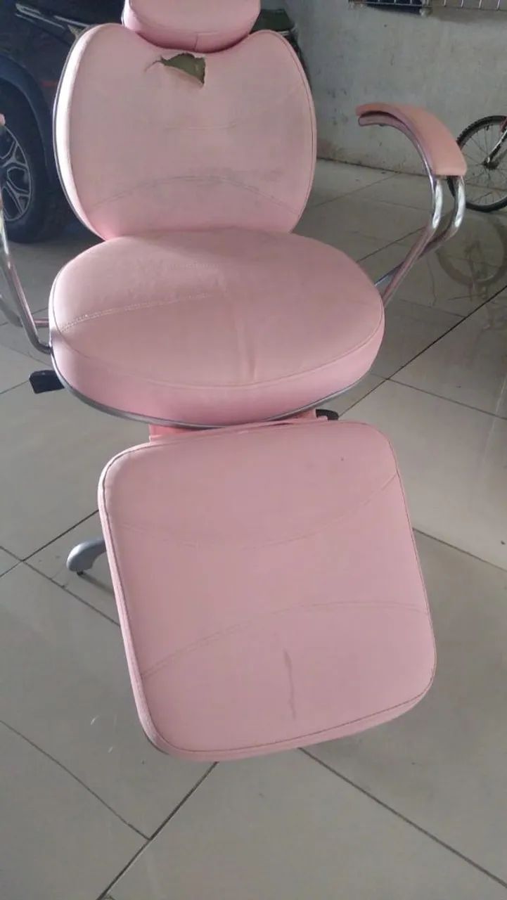 Cadeira para salão e uma maca