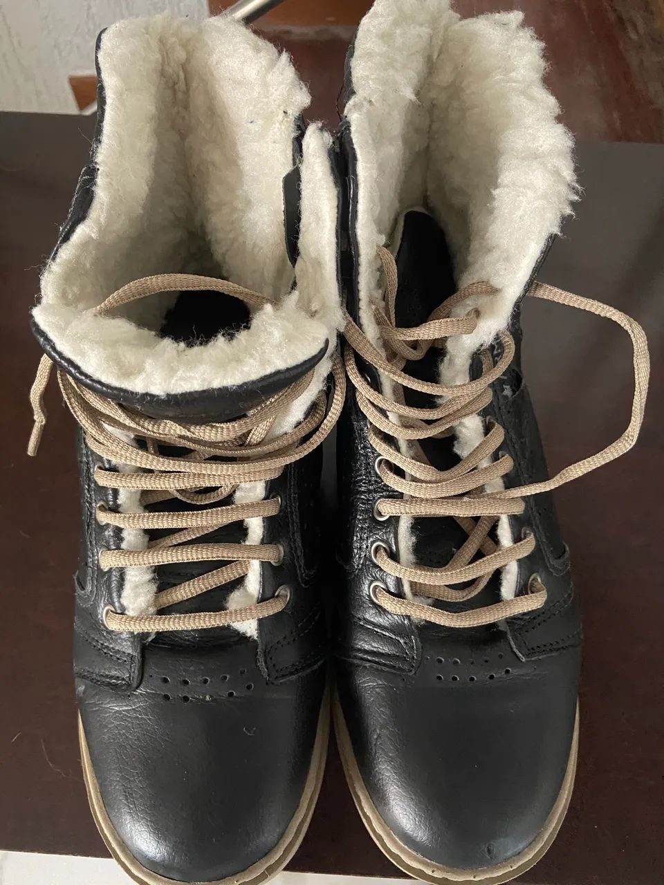 Par de botas em couro com acabamento interno em lã  - Foto 4