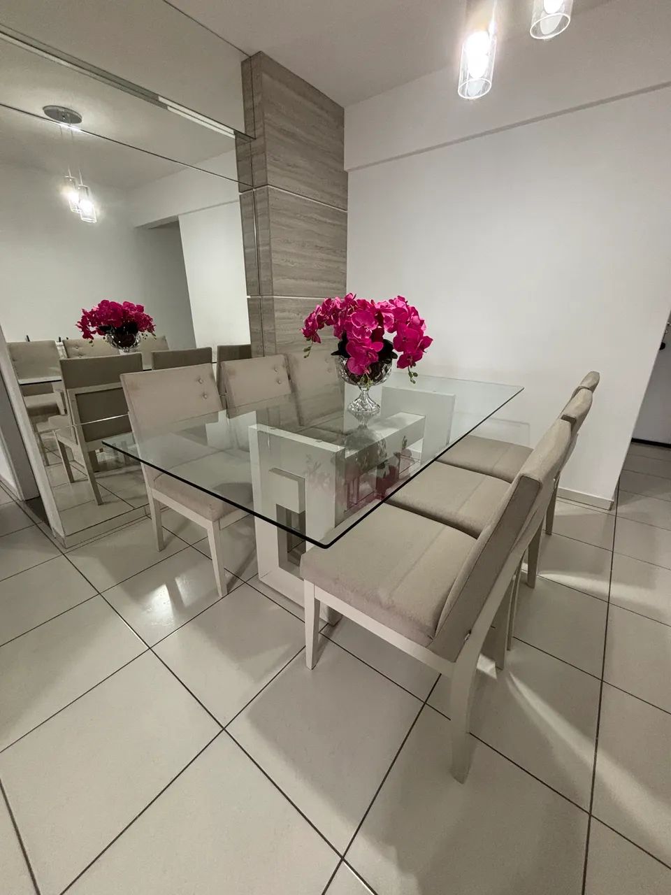 Mesa de madeira com tampo de vidro e seis cadeira - praticamente novos - Foto 4