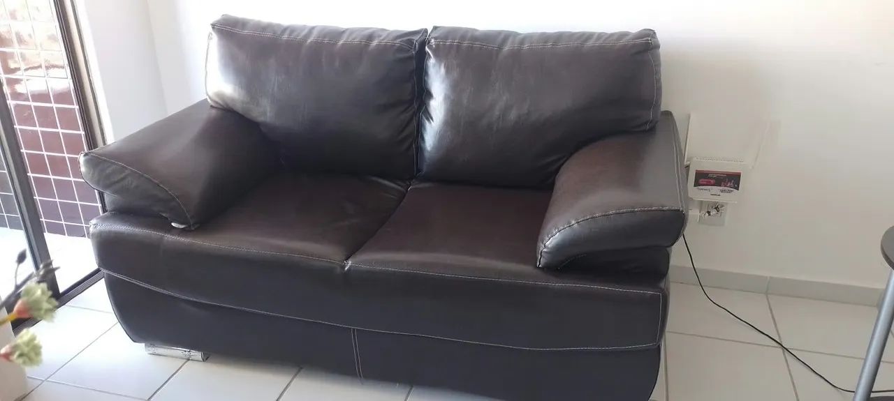 Sofá charmoso em courino marrom 