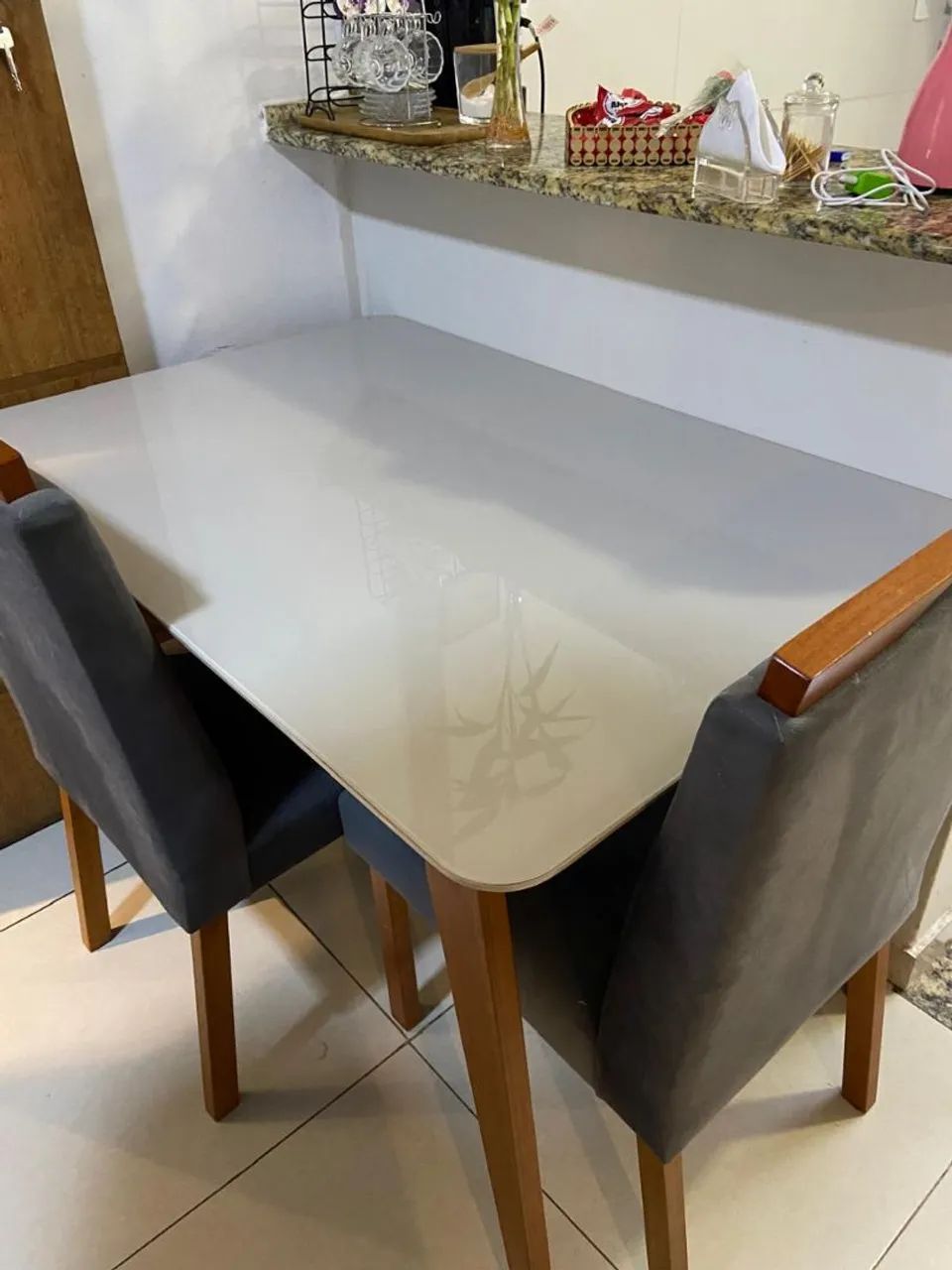 Mesa de jantar com quatro cadeiras  - Foto 2