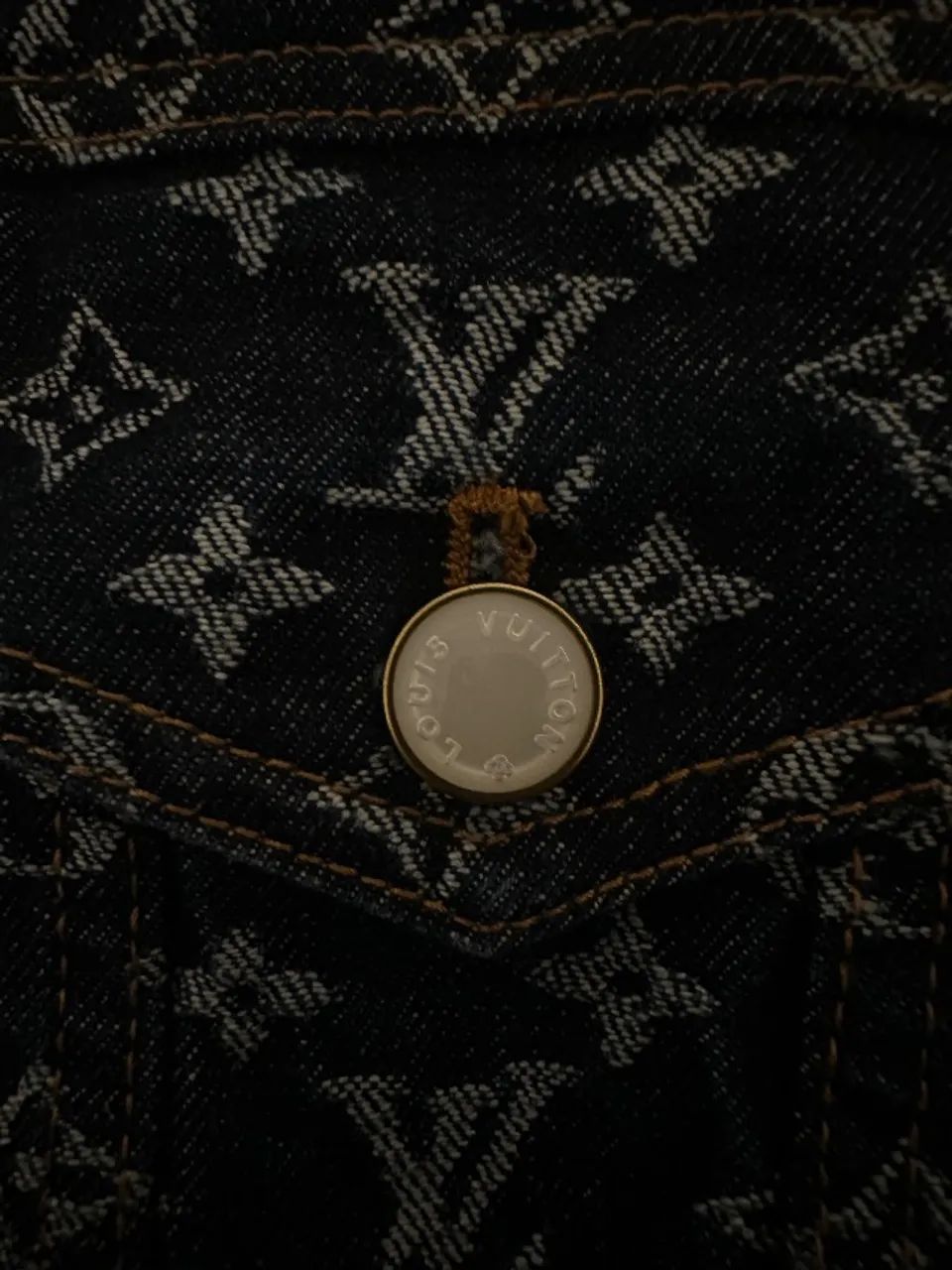 Jaqueta Jeans Louis Vuitton com Jacquard Monogram LV - Foto 2