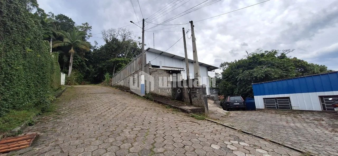 Terreno com galpão no Centro de Guabiruba.