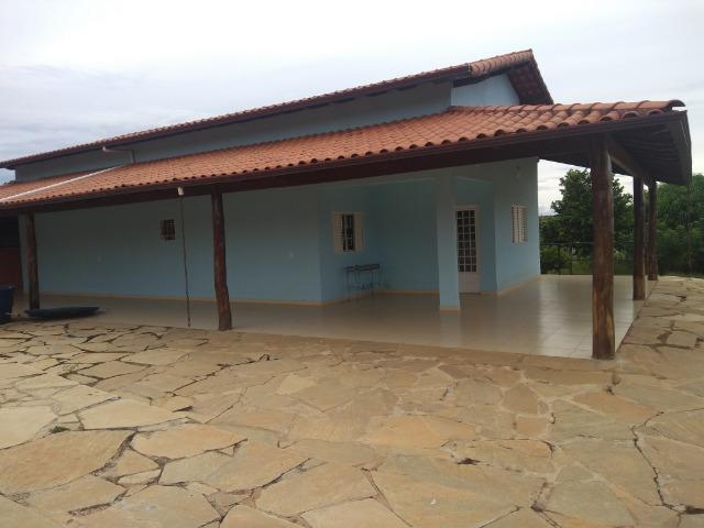 Allmeida vende bela casa com três quartos no Condomínio Mansões Entre Lagos