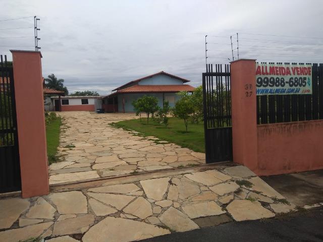 Allmeida vende bela casa com três quartos no Condomínio Mansões Entre Lagos - Foto 2