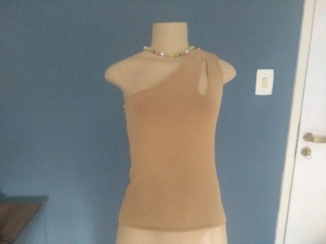 2 Blusas de Alça Unilateral com Detalhe em Cut Out