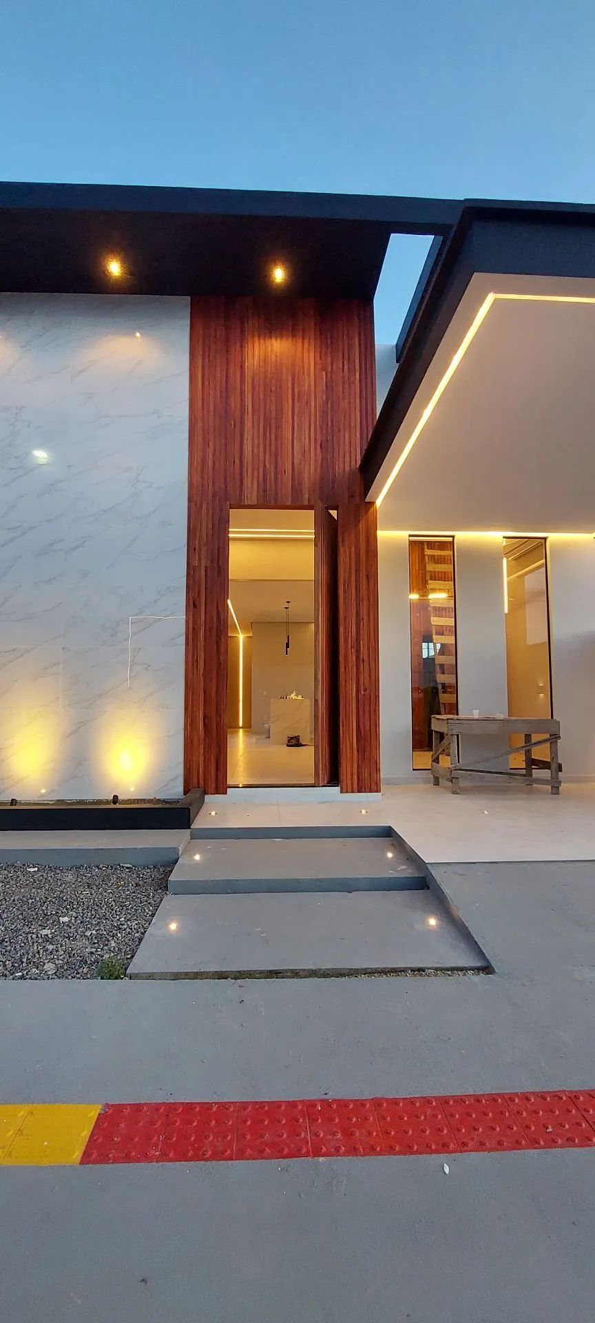 Porta de madeira maciça para entrada principal - Foto 5