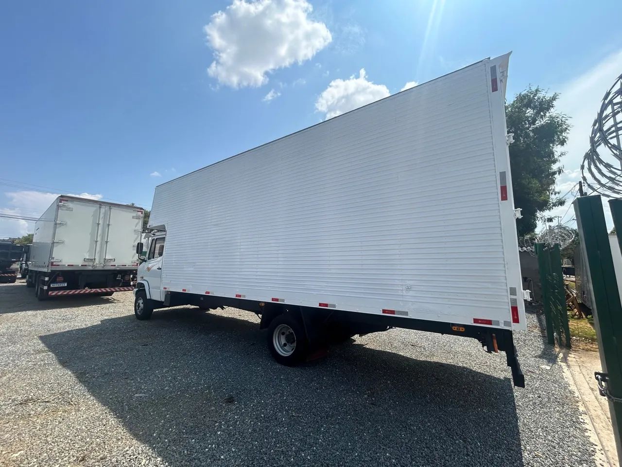 Mercedes 710 baú único dono - Foto 9