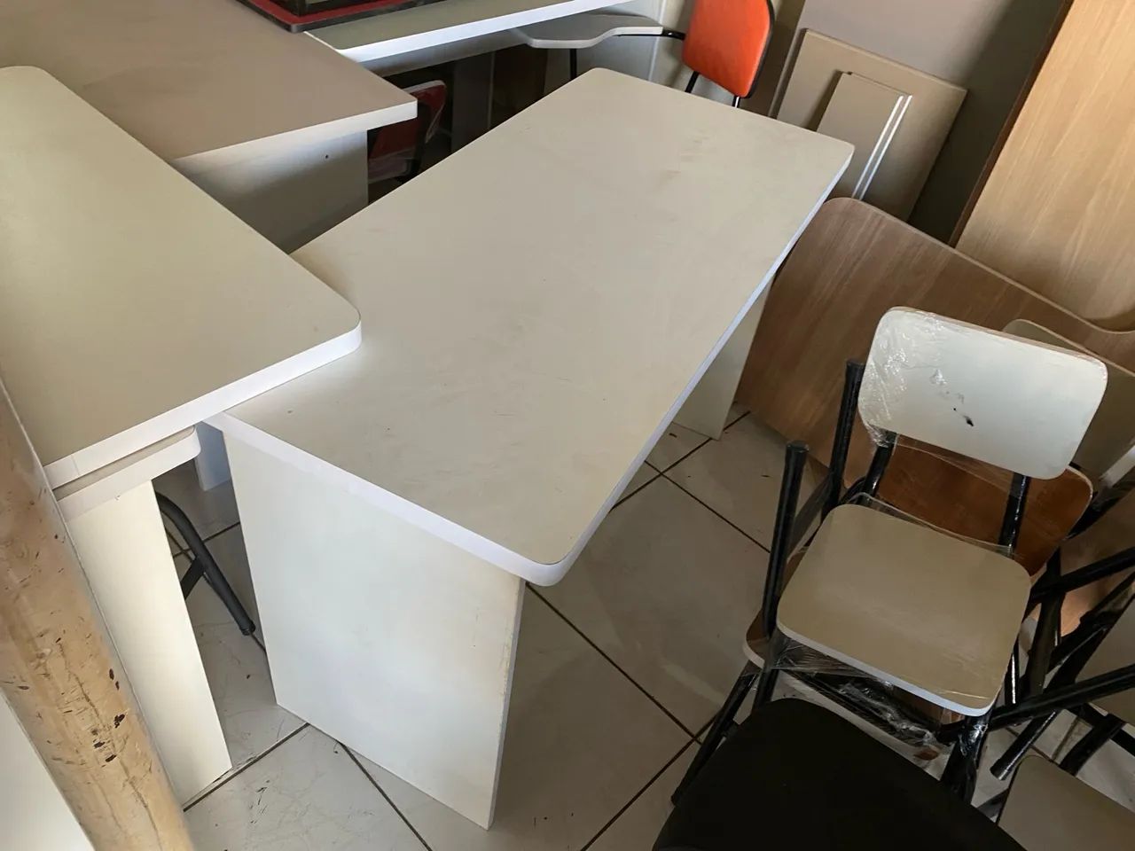 - mesa reta branca sem gaveta 