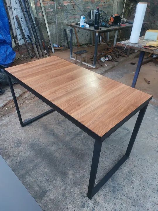 Mesa de Jantar Industrial com Tampo de Madeira