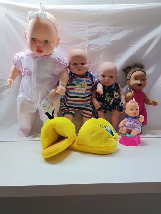 Lotinho com 5 bonecas e uma pantufa número 27 - Foto 5