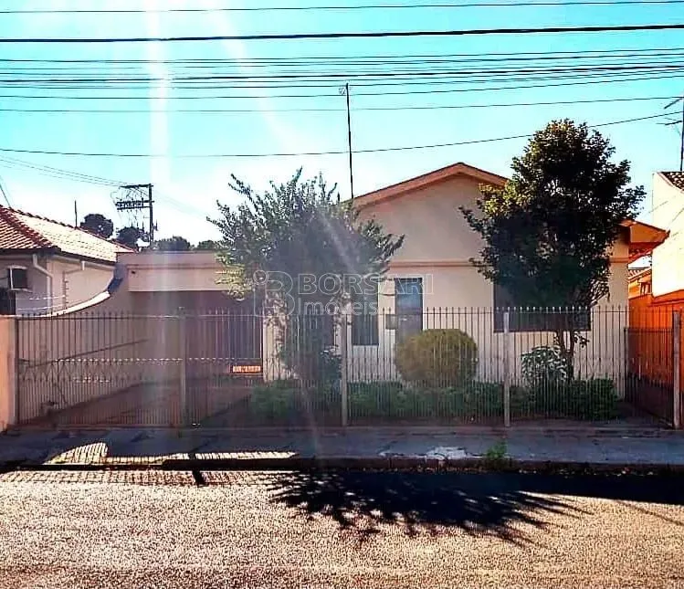 Casa padrão para alugar no Jardim Santa Lúcia, Araraquara - 04 quartos e 03 vagas de garag