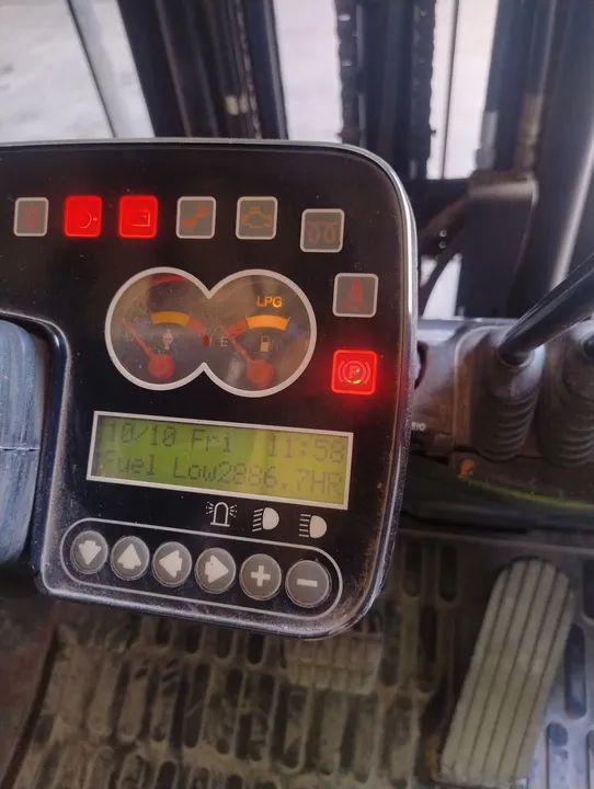 Empilhadeira Clark C25  2010 2.500 KG - Foto 5