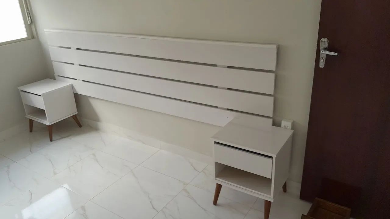 Penteadeira Branca com Detalhes em Madeira