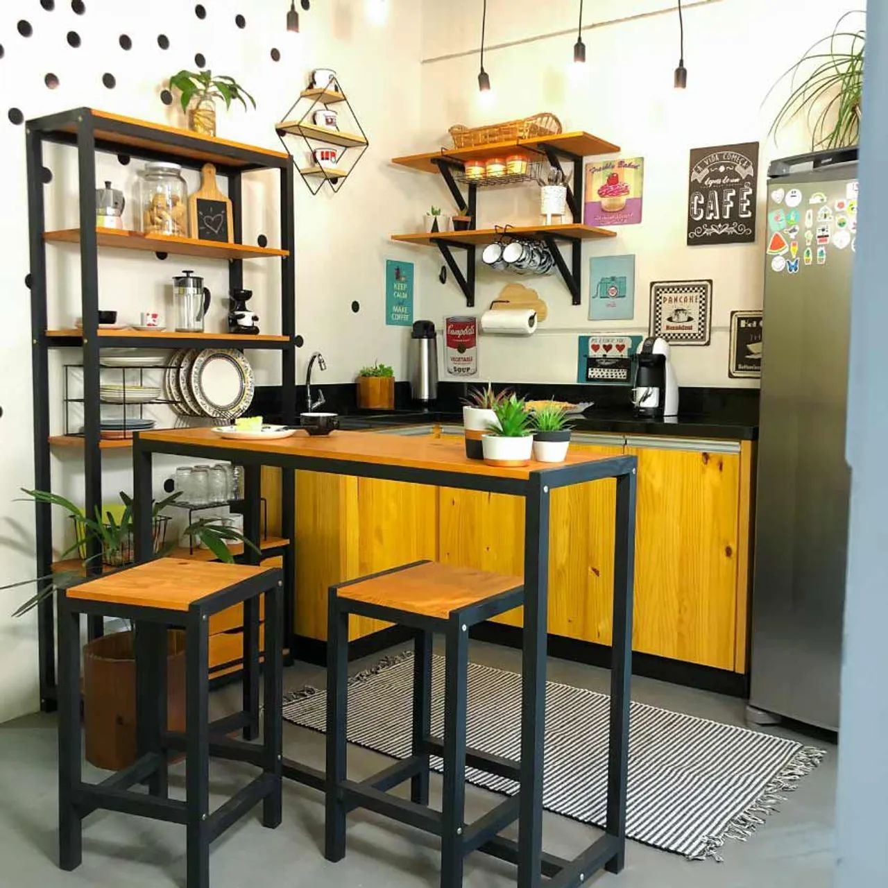 Conjunto mesa e banquetas industrial65578364681985121