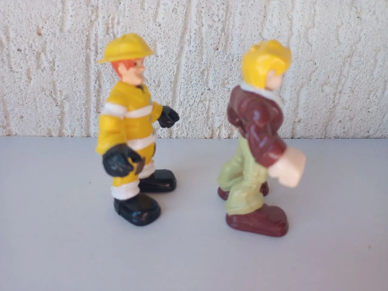 Bonecos de Brinquedo - Bombeiro e Personagem - Foto 4