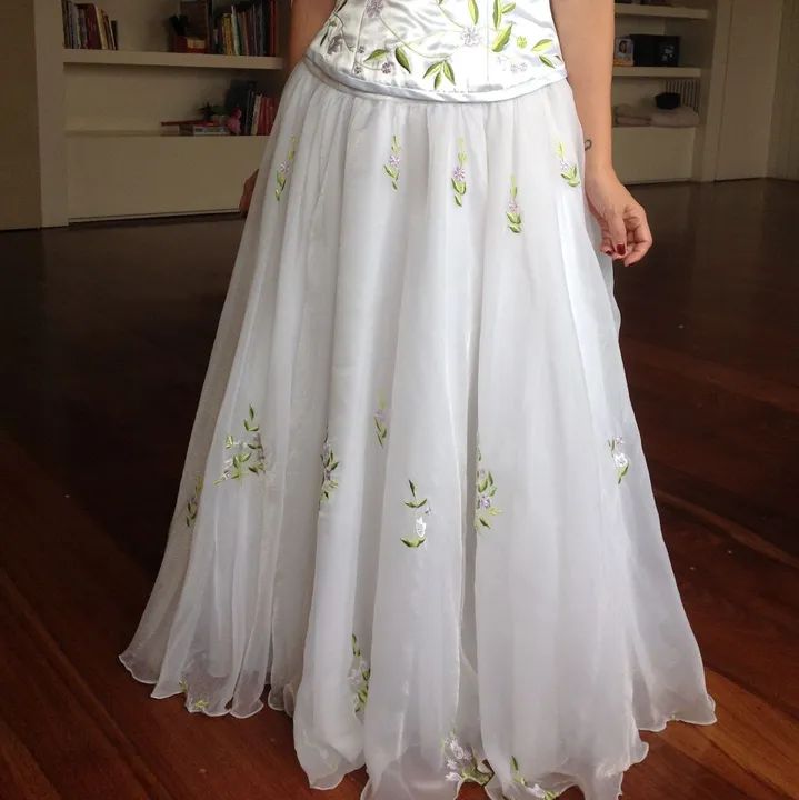 Vestido de noiva bordado com flores - Foto 3