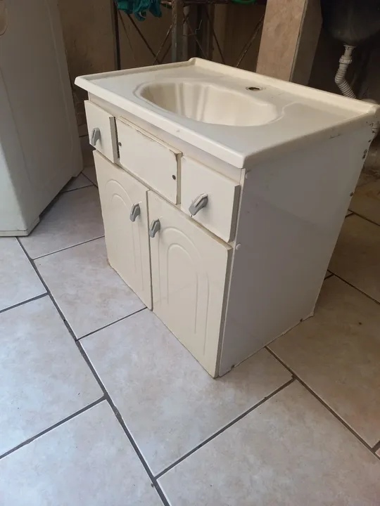 Gabinete com pia de banheiro conforme esta na foto