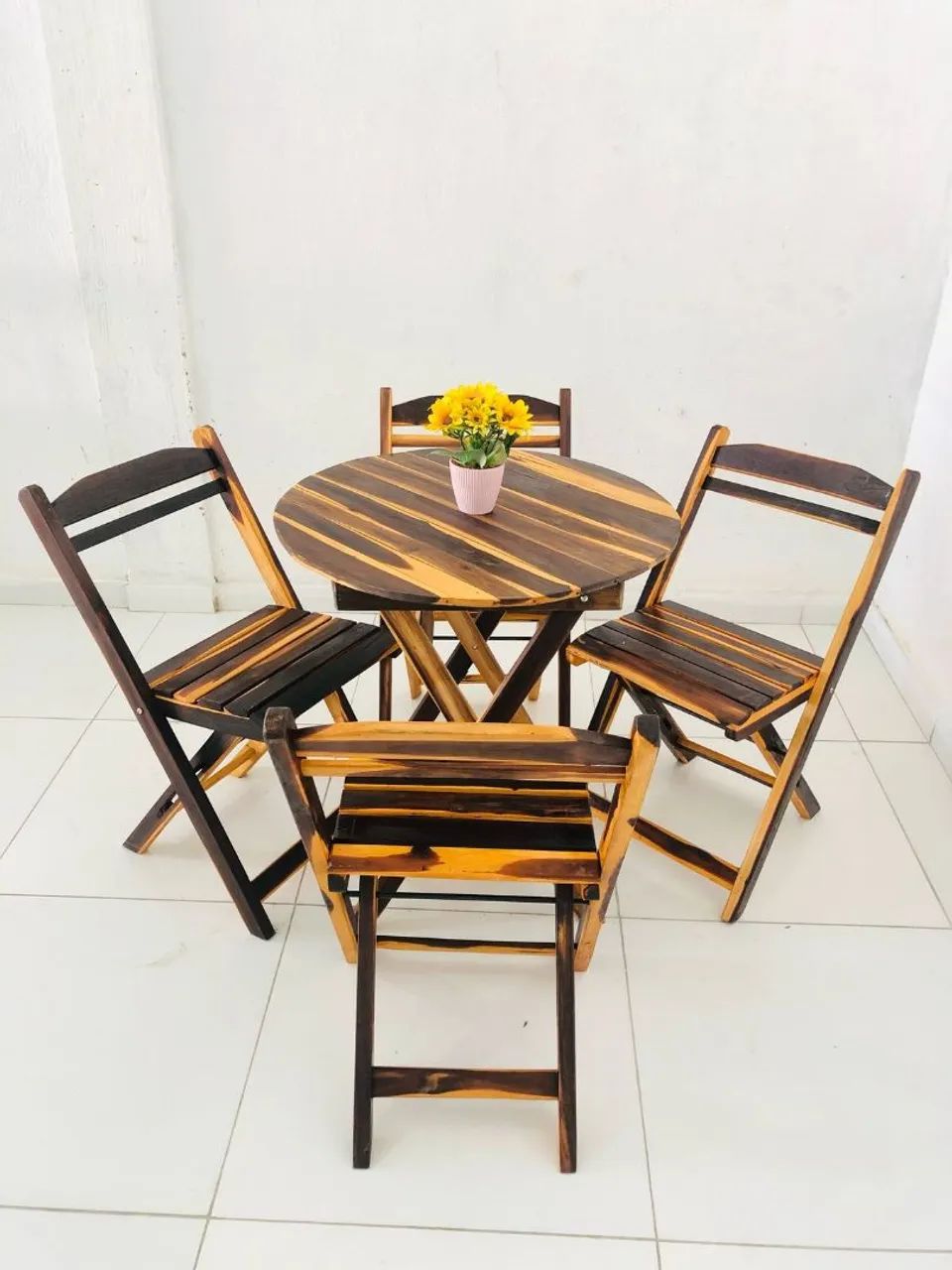 Conjunto de mesa e cadeiras de madeira dobrável - Foto 2