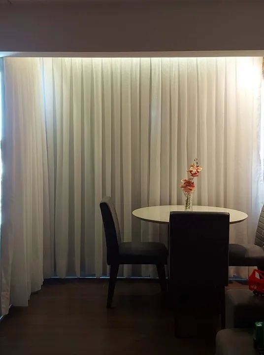 Cortina branca com tecido voil para trilho suiço