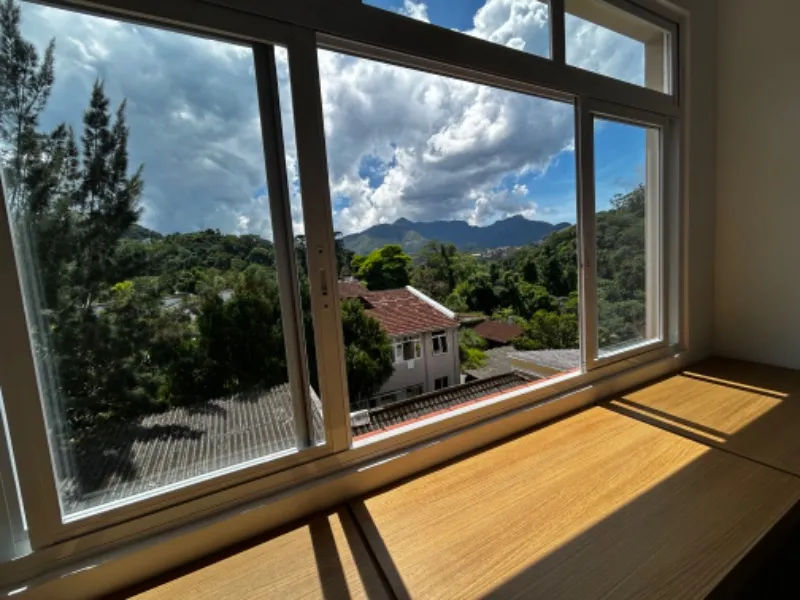 Apartamento à venda em Petrópolis-RJ, bairro Duchas: 2 quartos, 2 salas, 2 banheiros, 1 va
