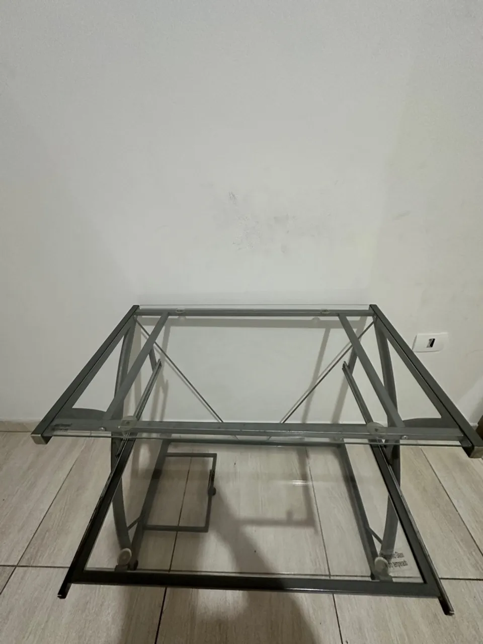 Escrivaninha de vidro e metal
