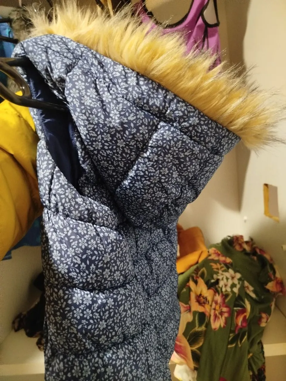 Jaqueta Azul com Capuz e Detalhes Florais