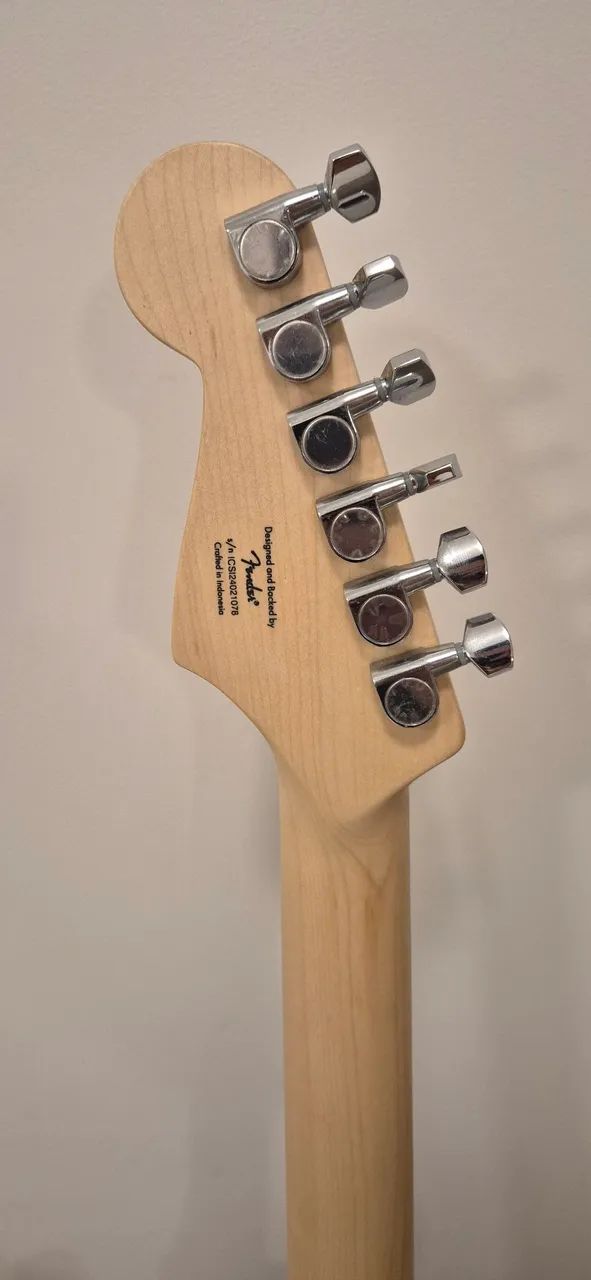 Guitarra Fender Squier preta com um humbucker - Foto 4