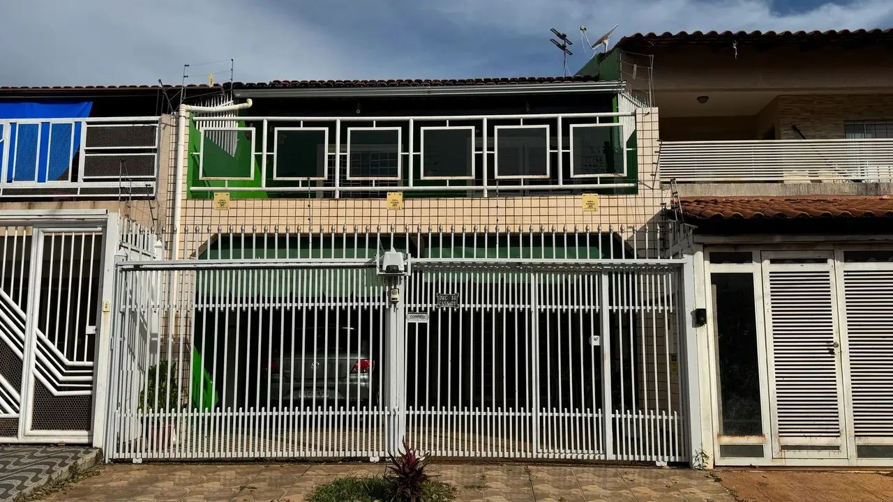 Ampla Casa no Residencial Santos Dumont  Área Gourmet com churrasqueira. Aceita financiame