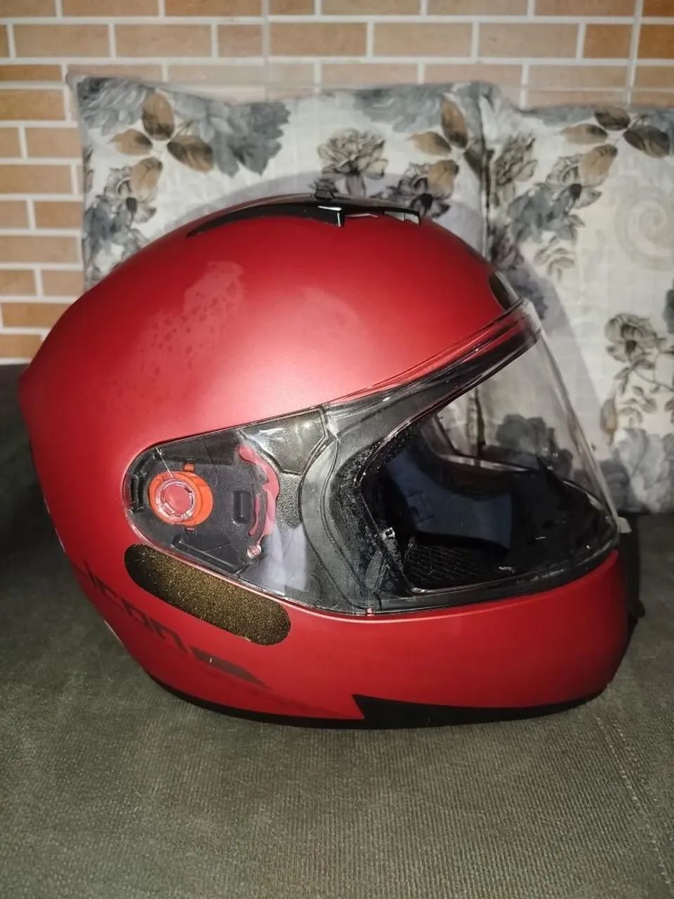 Capacete Vermelho Fosco Com Visor Escuro. - Foto 3