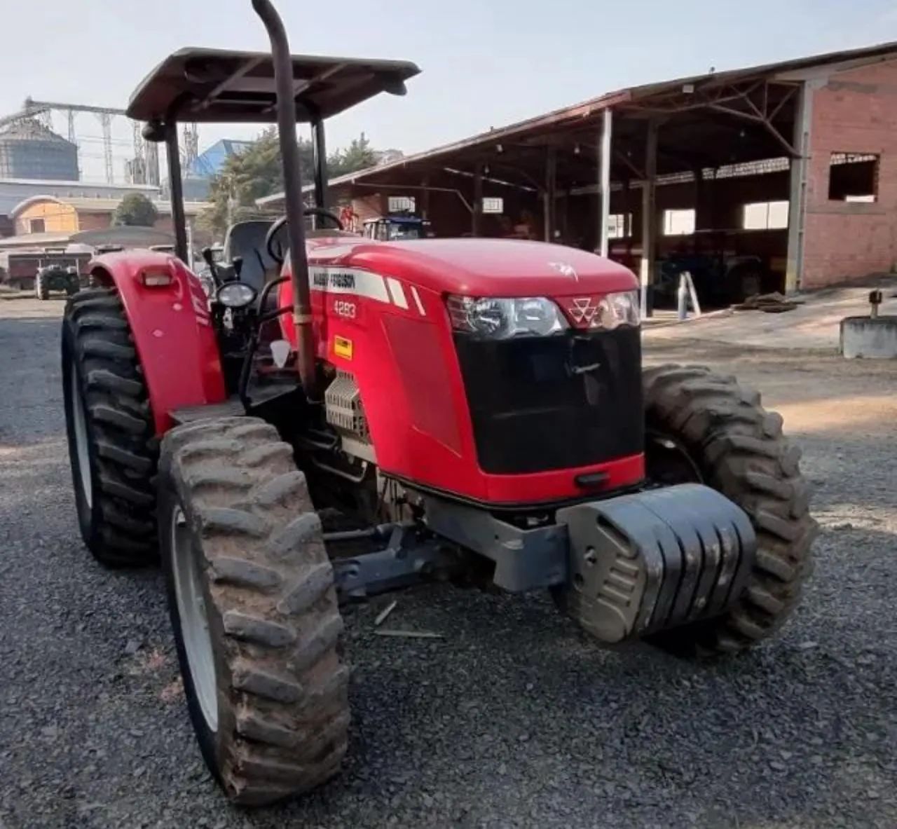 Trator Massey Ferguson 4283 - Excelente estado