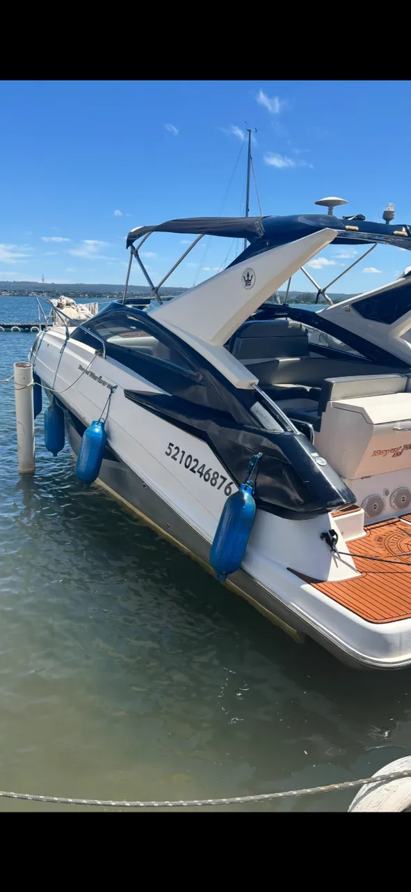 Um quinto de lancha Royal Mariner 30 pés 2017