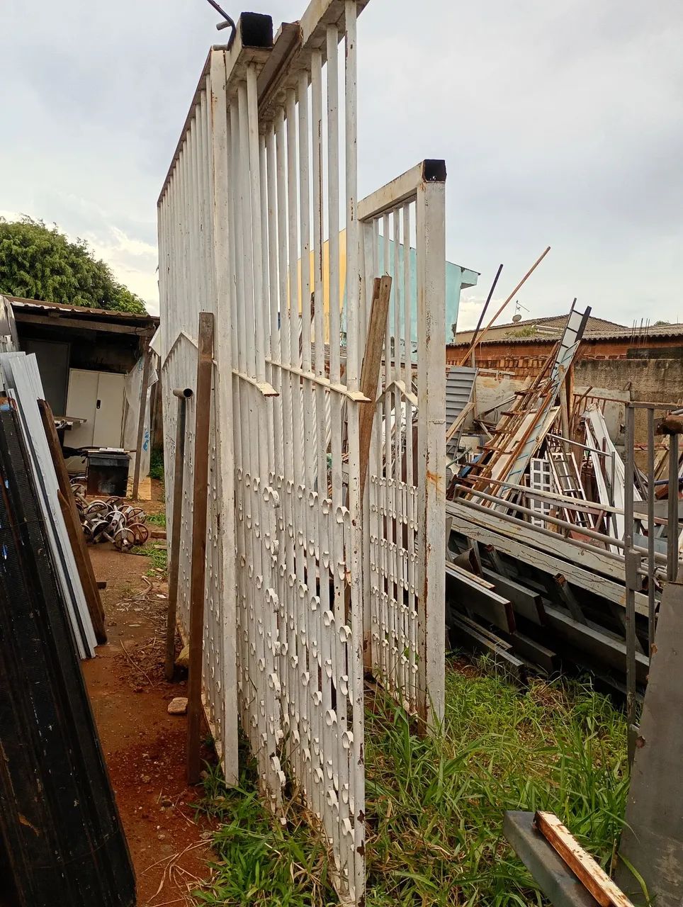 Portão de correr, mais portão de pedestre + grades , era de  lote 10 metros de frente. - Foto 5