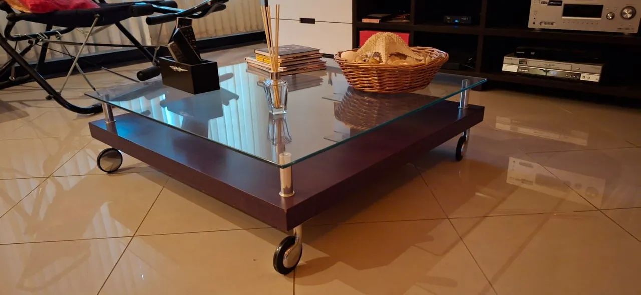 Mesa de centro sofisticada em madeira, vidro e com rodinhas - Foto 2