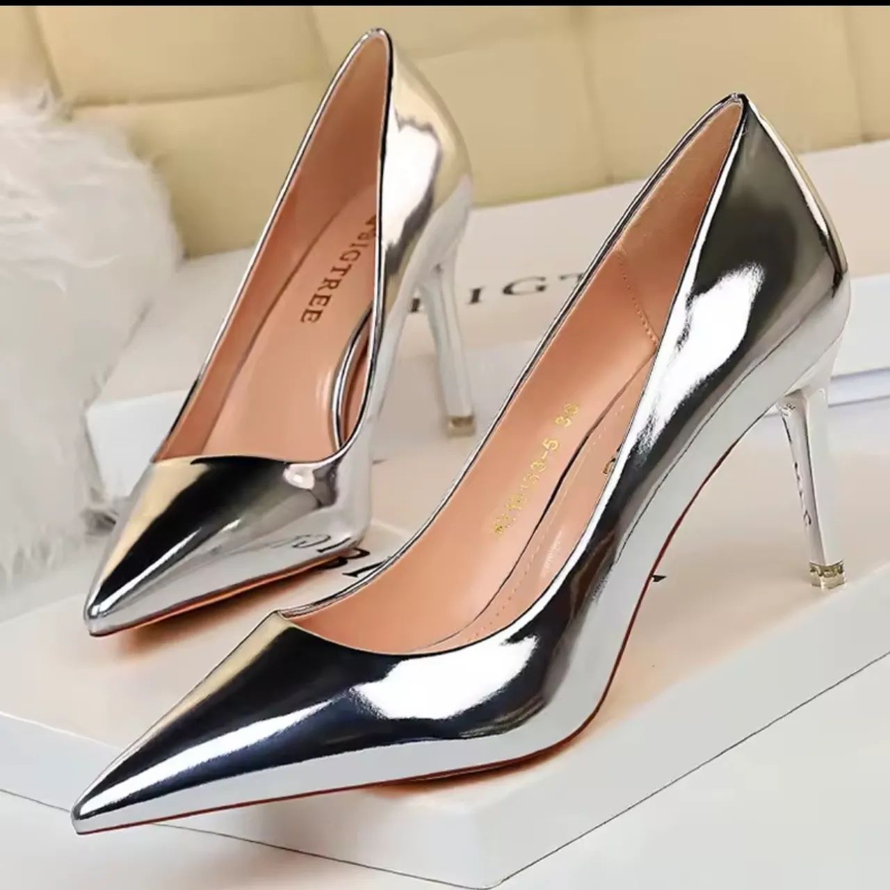 Scarpin, prata, em couro. Tamanho 35, usado umas vez. 