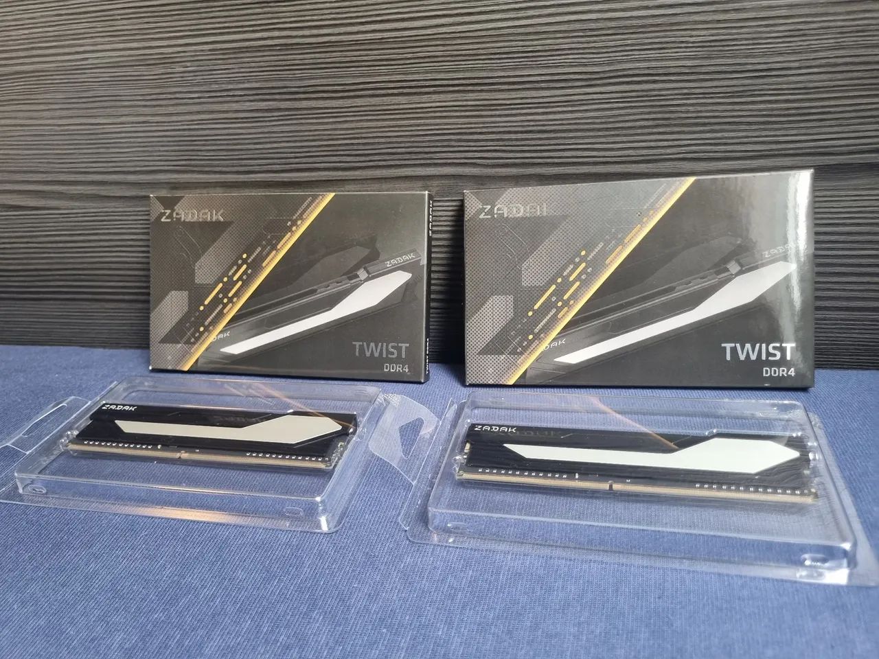 Memória RAM DDR4 16GB (2x8) 3200MHz ZADAK Twist