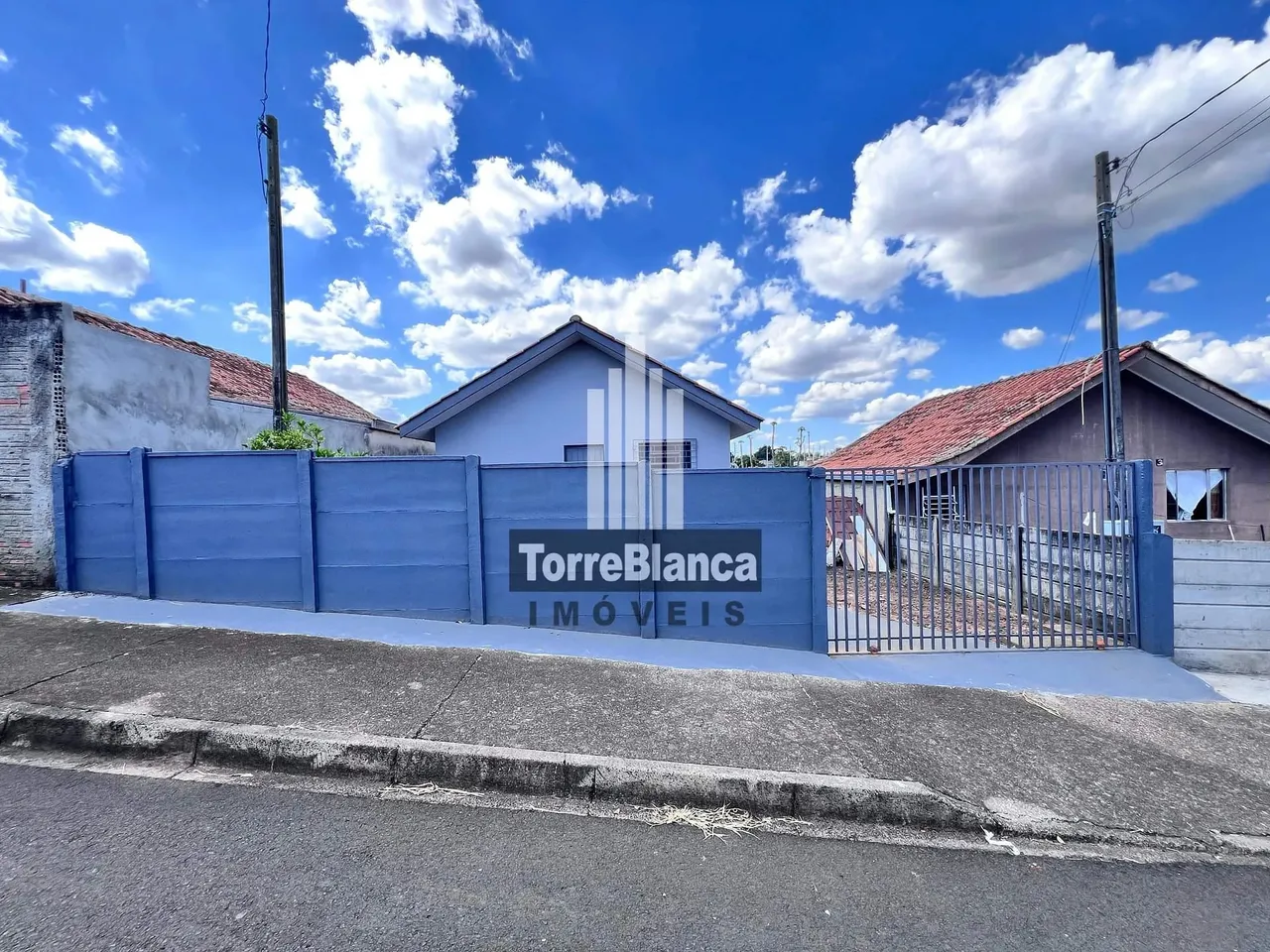 Casa padrão para Locação, 02 dormitórios, Quintal Amplo, 250 m² área total, Colônia Dona L