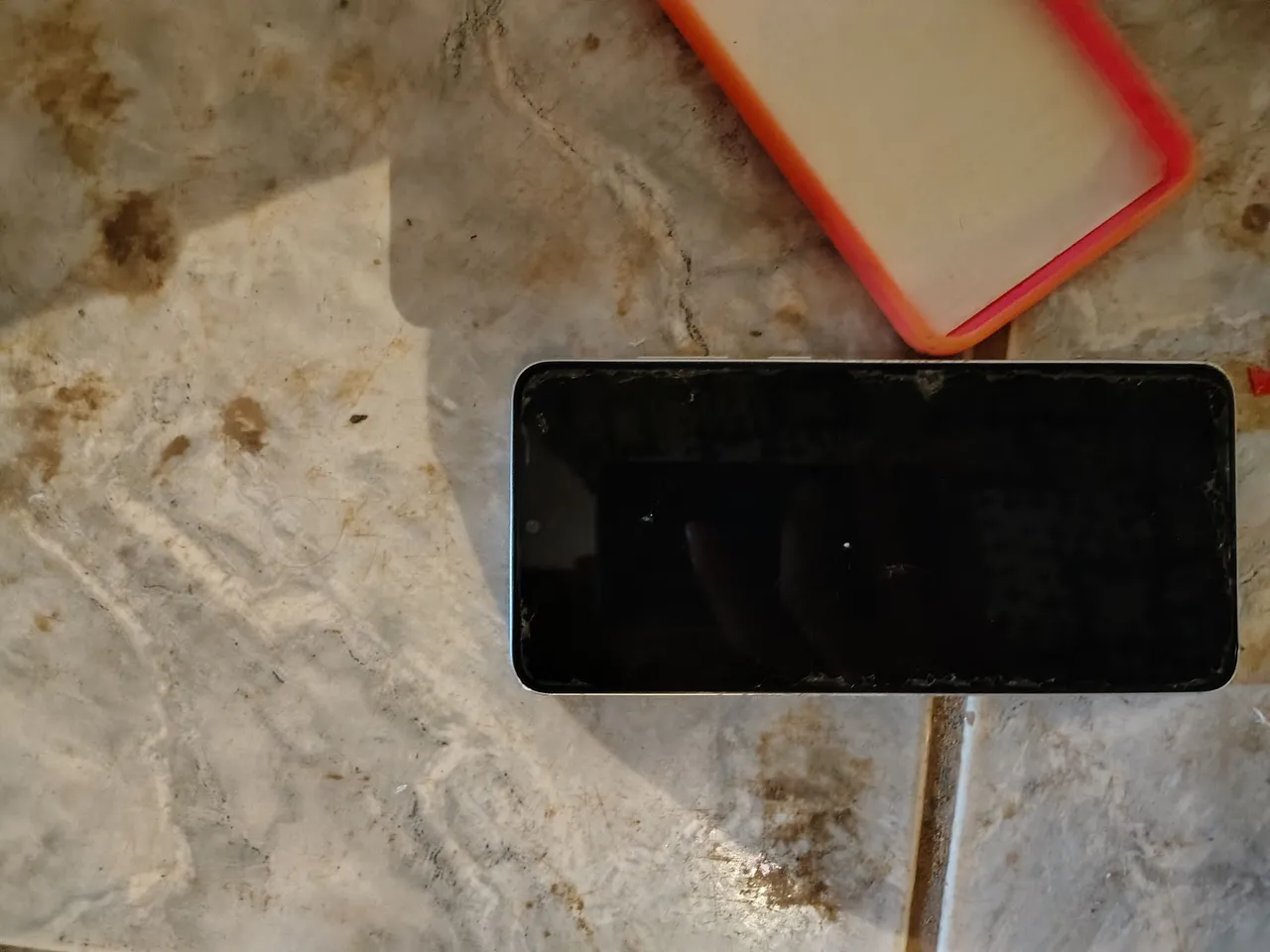 Celular de a tela boa só a película q tá quebrada tá com 6 meses de uso com,nota fiscal