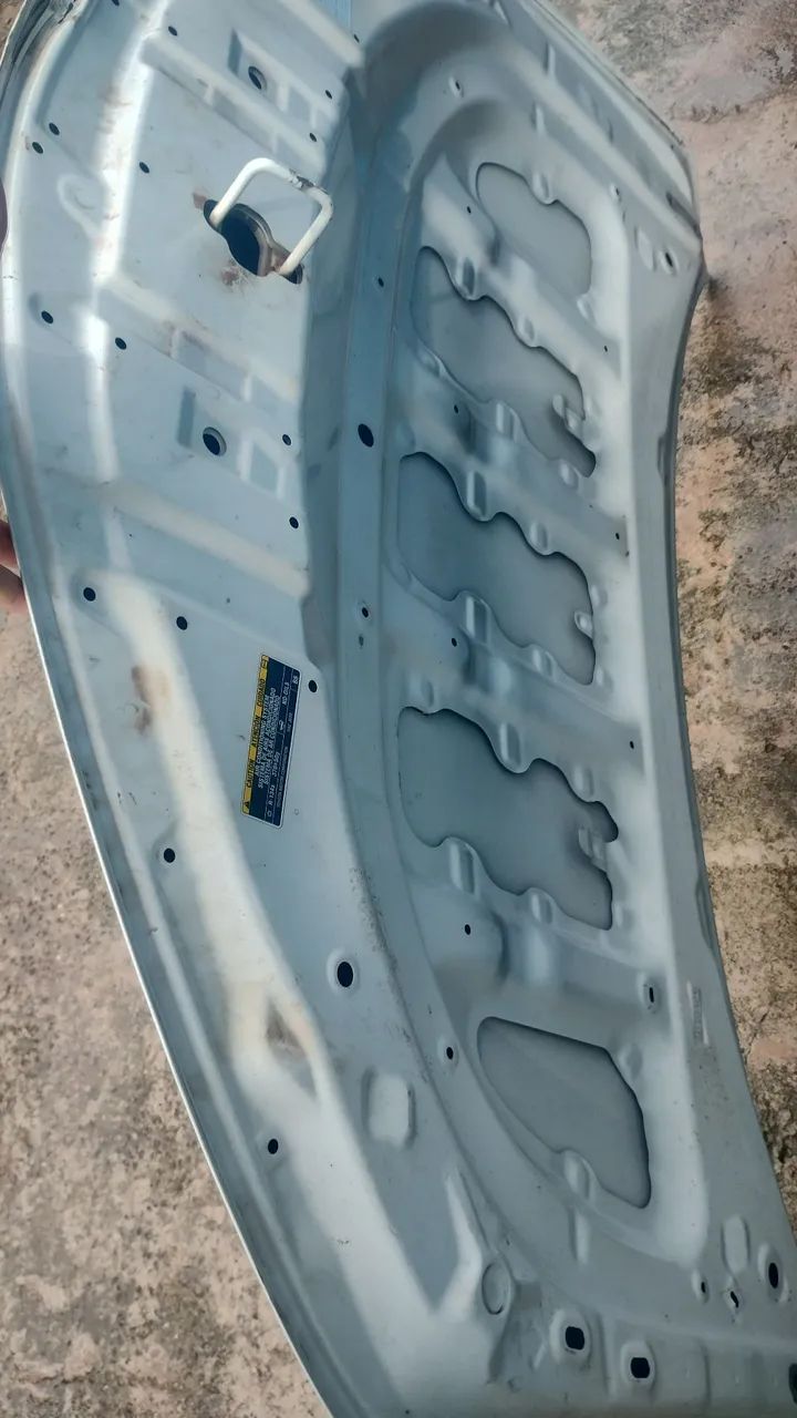 Capô de carro em ótimo estado