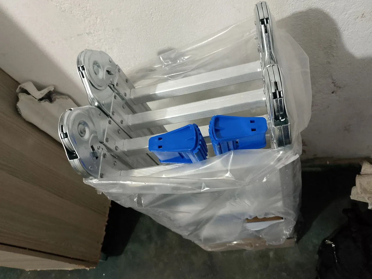 Escada de Alumínio Dobrável 4 Degraus