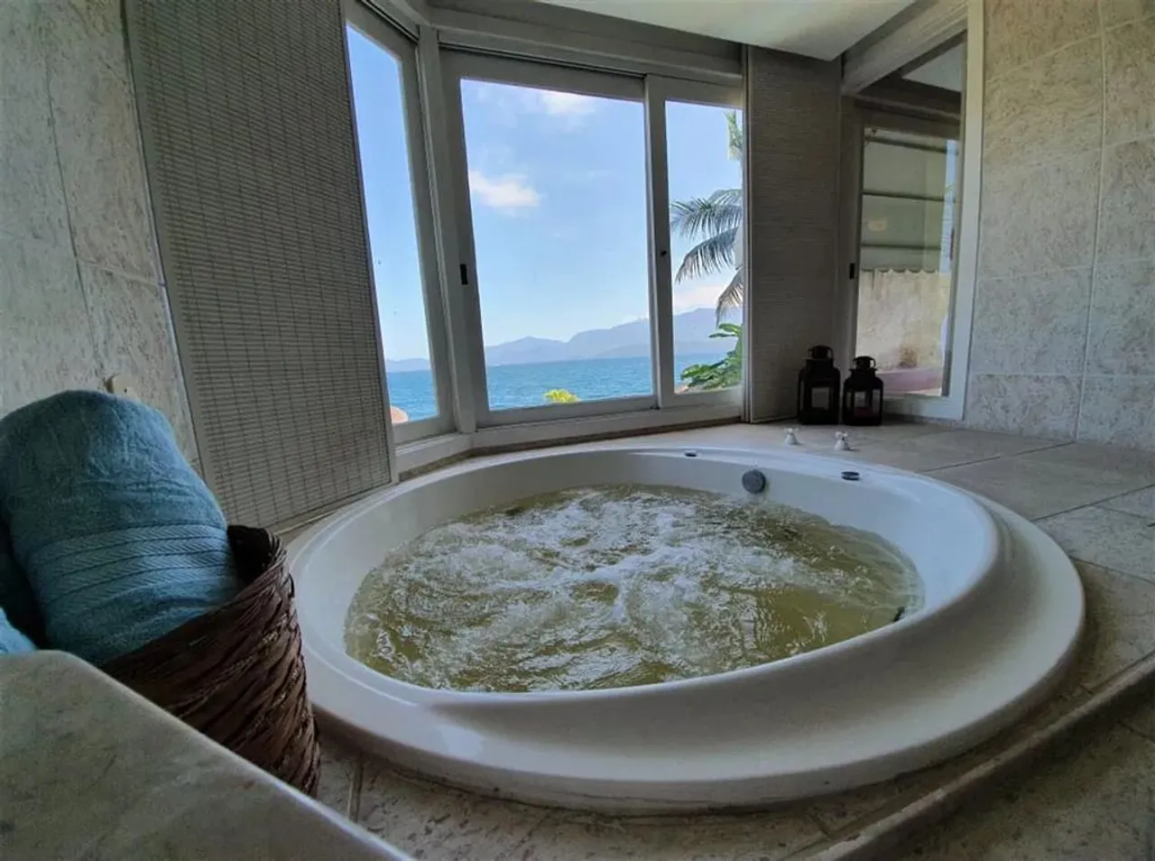 0 - Casa 4 quartos, sendo 4 suítes